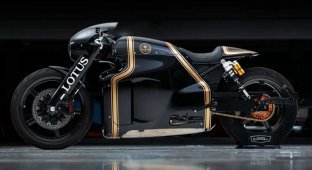 Рідкісний мотоцикл Lotus 2014 року без пробігу виставлять на торги (12 фото)