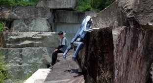 Китайська компанія показала, як її новий робот долає складний рельєф та пробиває скло (3 фото + 1 відео)