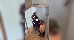 Построили лестницу в неправильном направлении