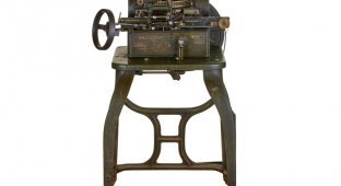 Друкарська машинка, яка видавлює літери на металевих пластинах (9 фото)