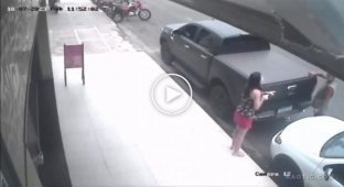 The girl tried to the last not to use a weapon against a man who wanted to steal things from the car