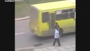 Бомж танцует на дороге