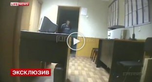 Омскому участковому грозит 10 лет тюрьмы за избиение задержанных