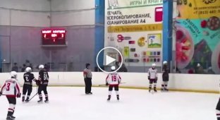 В России родители и болельщики схлестнулись в драке прямо во время хоккейного матча