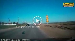В Башкирии грузовик встал на дыбы, зацепившись за надземный переход