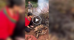 В Китае готовят традиционные жареные шишки с дымным ароматом