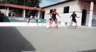 Молния испортила танцы на школьном дворе
