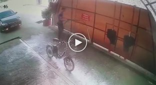 A courier decided to wash his electric bike, but it turned out to have a character
