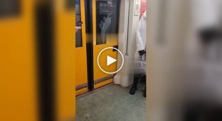 Наглядно, почему не стоит прислоняться к дверям в метро в России