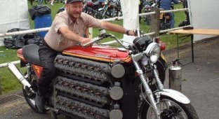 Потужний мотоцикл, 48 циліндрів 4200 кубиків (3 фото)
