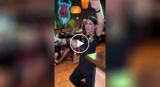 Waiters showed how to do their job for good tips