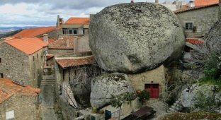 15 photos of the "most Portuguese village" where houses are sandwiched between stones (16 photos)