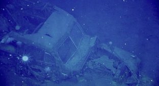 На затонувшем авианосце времён Второй мировой войны обнаружен загадочный автомобиль (6 фото)