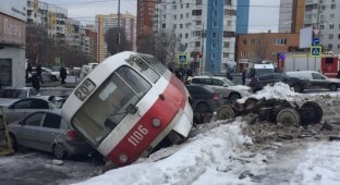 В Самаре трамвай сошел с рельсов и завалился на припаркованные автомобили (4 фото + видео)