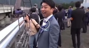 Японский поезд серии Shinkansen пролетел мимо журналистов на скорости около 500 кмч