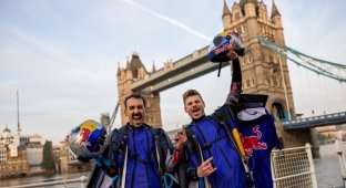 Skydivers flew under the arch of Tower Bridge for the first time (9 photos + 1 video)