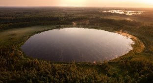 На месте падения гигантского метеорита под Тверью образовалось идеально круглое озеро (3 фото)