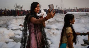 Poisonous foam in a tributary of the Ganges (8 photos)