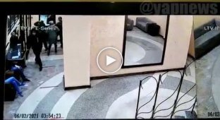 На Урале пьяный полицейский устроил резню на входе в ресторан