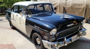 Полицейский автомобиль Chevrolet 1955 года выпуска, который на самом деле реплика (6 фото)