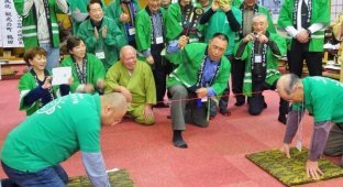 Tug of war with a bald head - a new sport from Japan (4 photos + 2 videos)