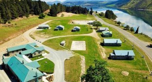 В Новой Зеландии на продажу выставили заброшенную деревню (12 фото)
