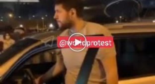 В Тбилиси полицейский сложил свою форму на машину и присоединился к протестующим