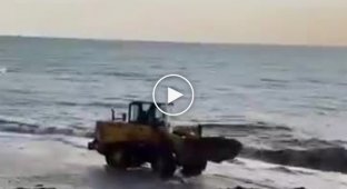 В Сочи дивний чоловік кілька днів намагається щось відкопати на березі Чорного моря