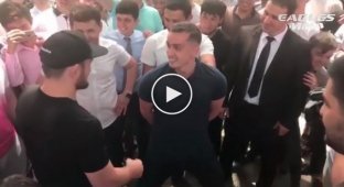 Хабиб Нурмагомедов проверил пресс фаната