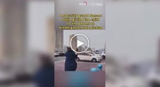 «Я хочу, чтобы ты ушла счастливой»: в Китае охранник детского сада станцевав с девочкой