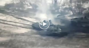 Украинский воин наблюдает за вражеским танком, который едет на установленную мину