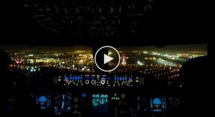 Ночной заход самолетов на посадку с видом из кабины пилотов. Посадка в Дубаи