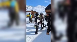 На горнолыжном курорте в Грузии мужчина толкнул туриста из-за куртки