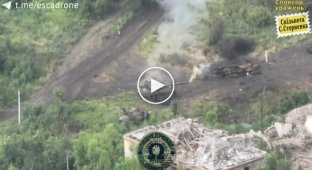 Ukrainian FPV kamikaze drone strike destroys Russian T-80 tank