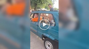 В Италии собрали самый узкий автомобиль в мире