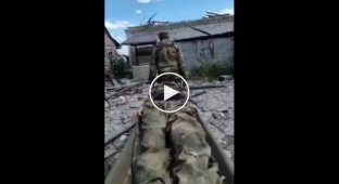 Нес,нес - не донес. В сети появилось жесткое видео подрыва российских солдат на растяжке