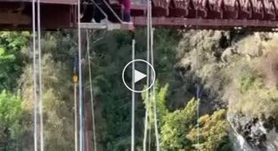 The guy gave a gift to his girlfriend: a jump from a bridge