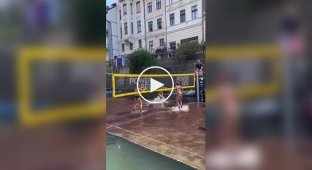 Волейбольный корт на воде в Словении