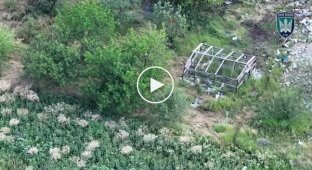 Тело российского солдата охватило пламя после атаки ударного украинского беспилотника