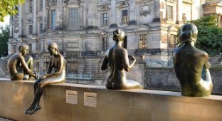 In Berlin, women were allowed to swim in topless fountains, but men are unlikely to be happy about this (2 photos)