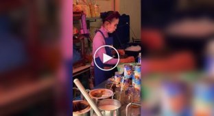 Як готують солодкий чай з молоком в Таїланді