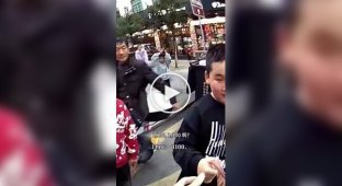 Трое детей нашли 1100 юаней и вернули их полиции