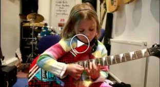 Игра на гитаре 6-летней девочки