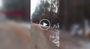 Россиянин тянет за собой на веревке три противотанковые мины и взрывается на дороге