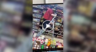 Сотрудник магазина нарушил технику безопасности, пытаясь выполнить задачу нестандартным способом