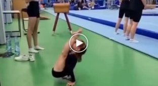 Wow! Girl shows what she learned in gymnastics lessons