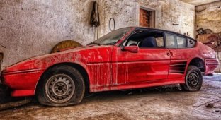 Abandoned factory in Portugal with classic cars inside (15 photos)