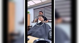 Парикмахер развлекал клиентов воздуходувкой для волос