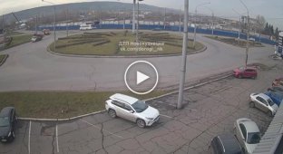 Difficulties in driving through a roundabout in Novokuznetsk