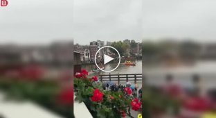 Лодка с помощниками Синтерклааса перевернулась во время парада